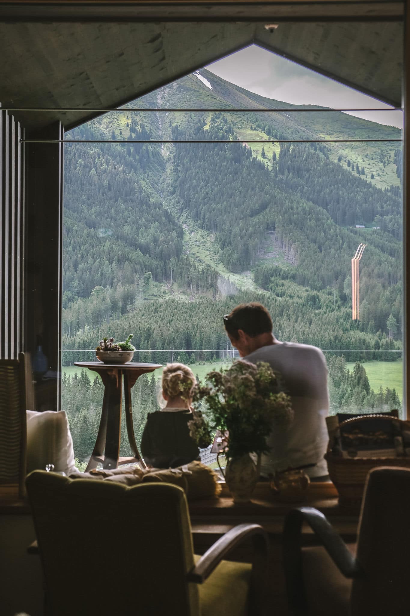 Mann mit Kind in der Sloho Kaffeestube