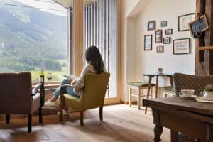 gemütlicher sein in der sloho kaffeestube mit ausblick auf die berge